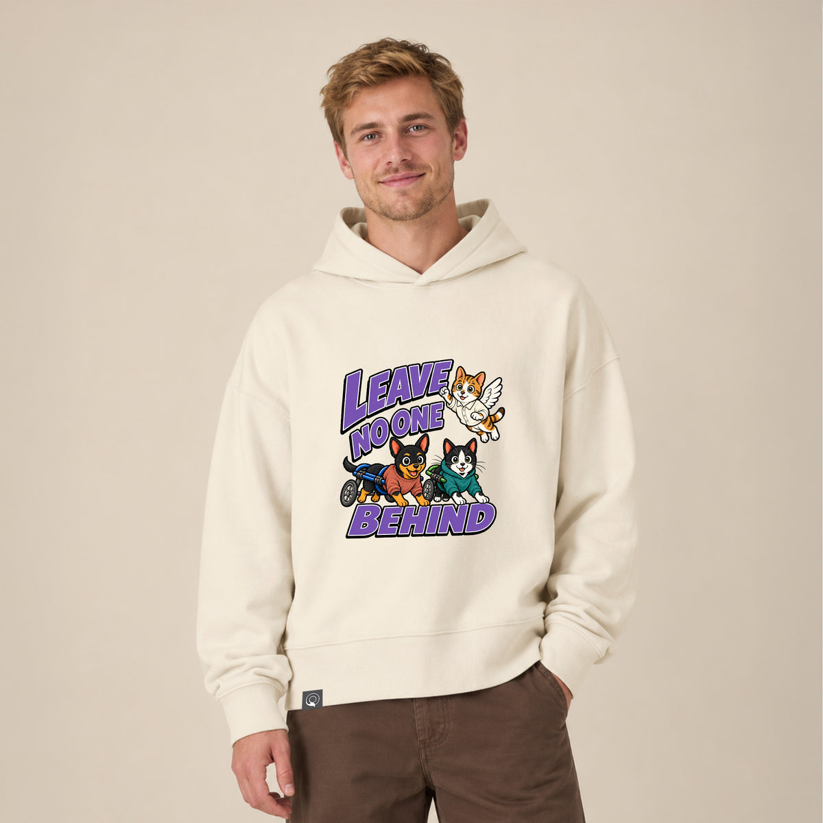 NEW WORLD GUARDIANS Leave No One Behind Unisex-Hoodie aus Bio-Baumwolle in Natur – getragen in Vorderansicht