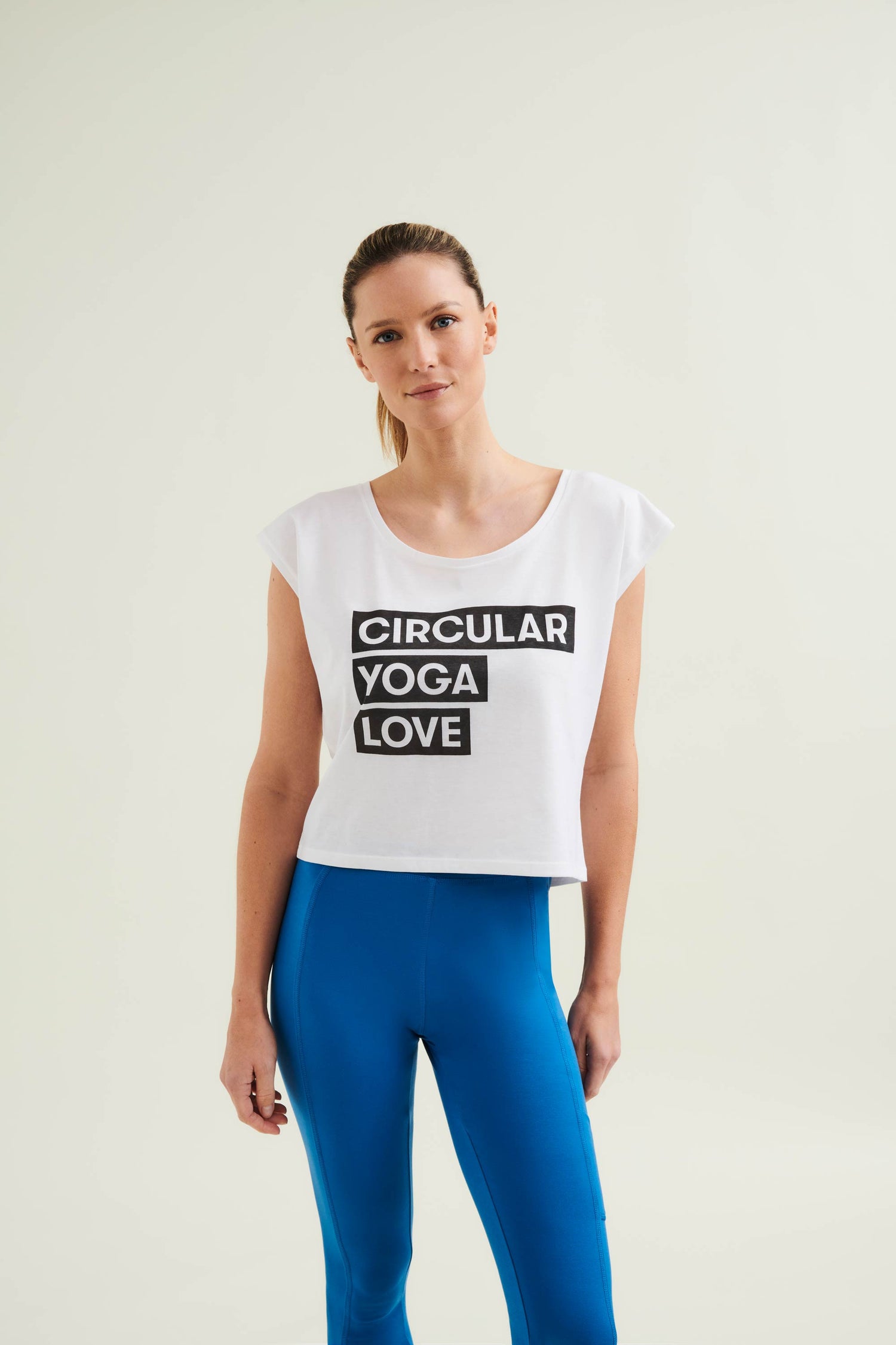 Cropped Yoga Top in Weiß mit Print - Sportkleidung in Bio-Baumwolle – Produktansicht 1