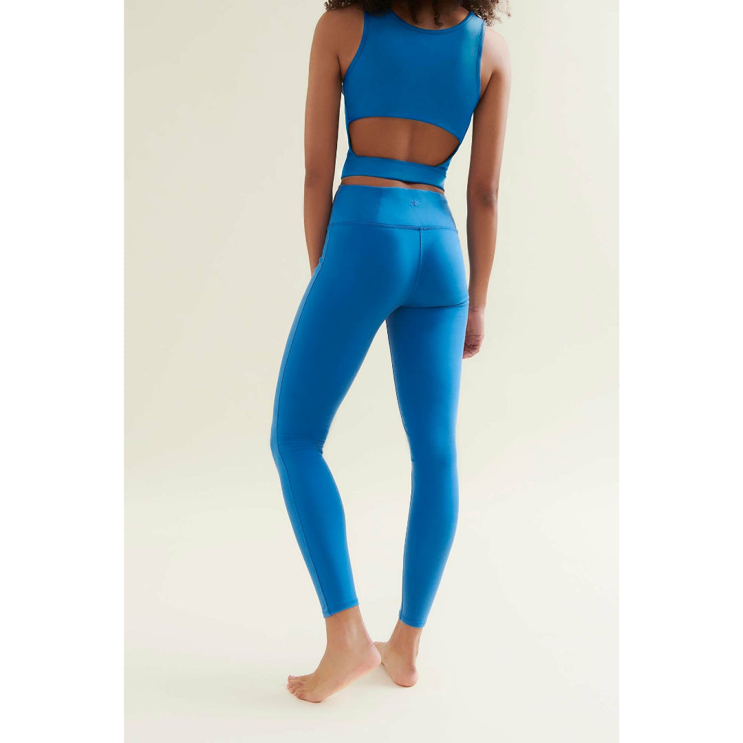 Bio-Baumwoll Crop Top - Nachhaltige Activewear in Blau – Produktansicht 2