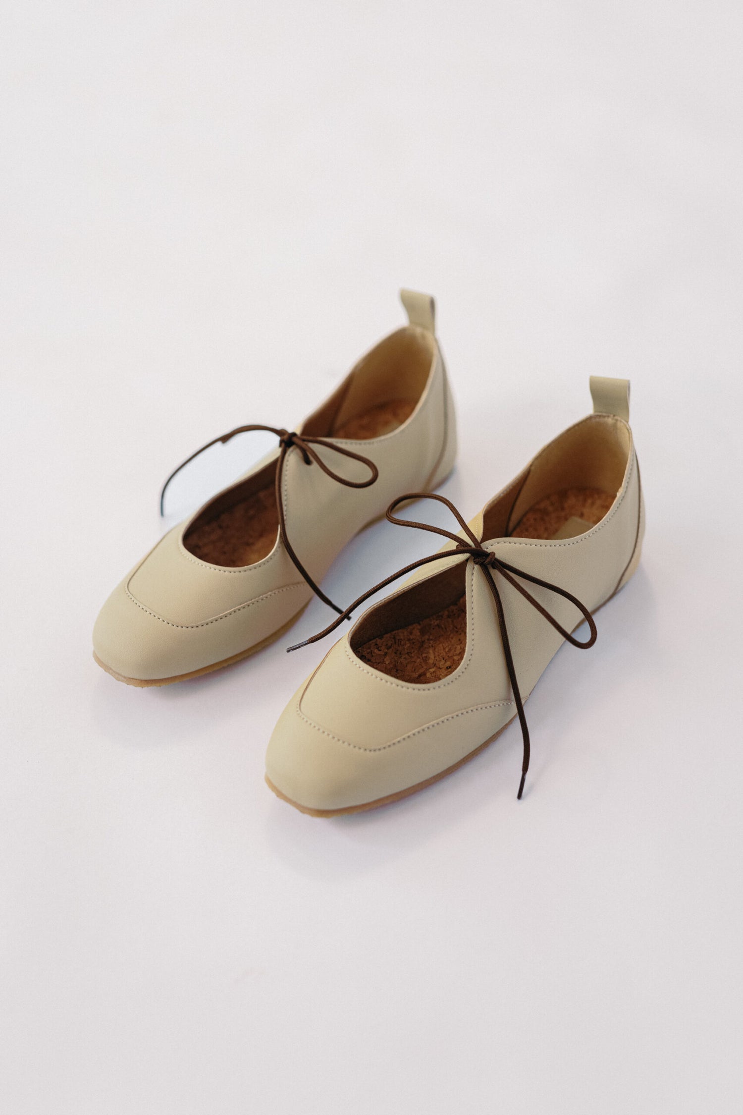 LOUISE nude vegane Ballerinas aus pflanzenbasiertem Leder – Seitenansicht