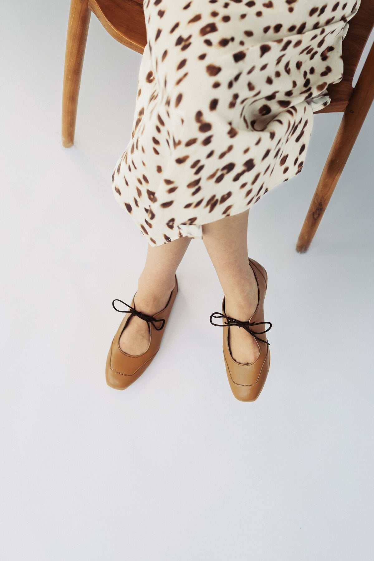 LOUISE (toffee) – vegan ballerina flats made from plant-based leather – styled on a model