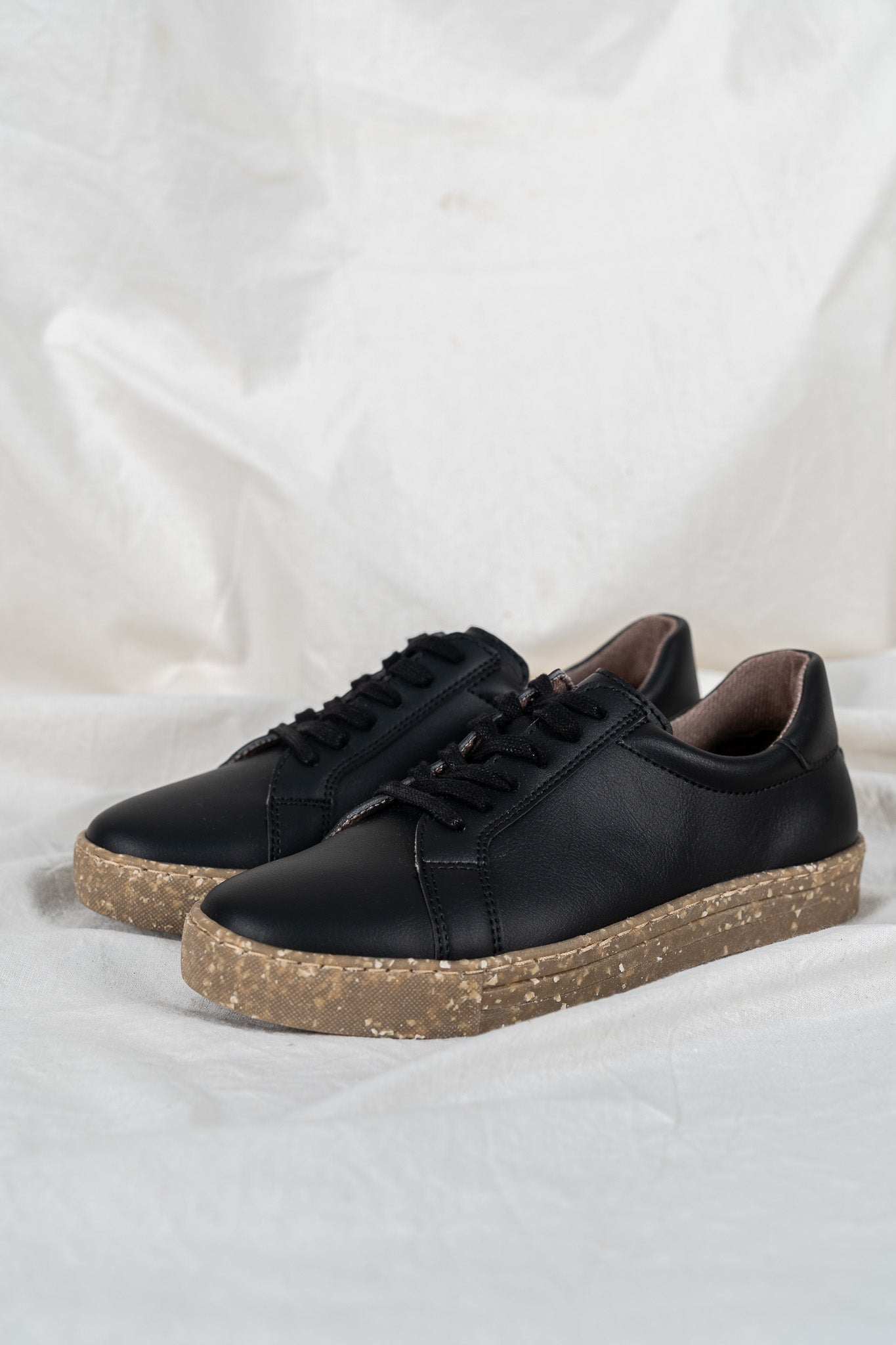 DORI Plant-Based Sneakers - Schwarz