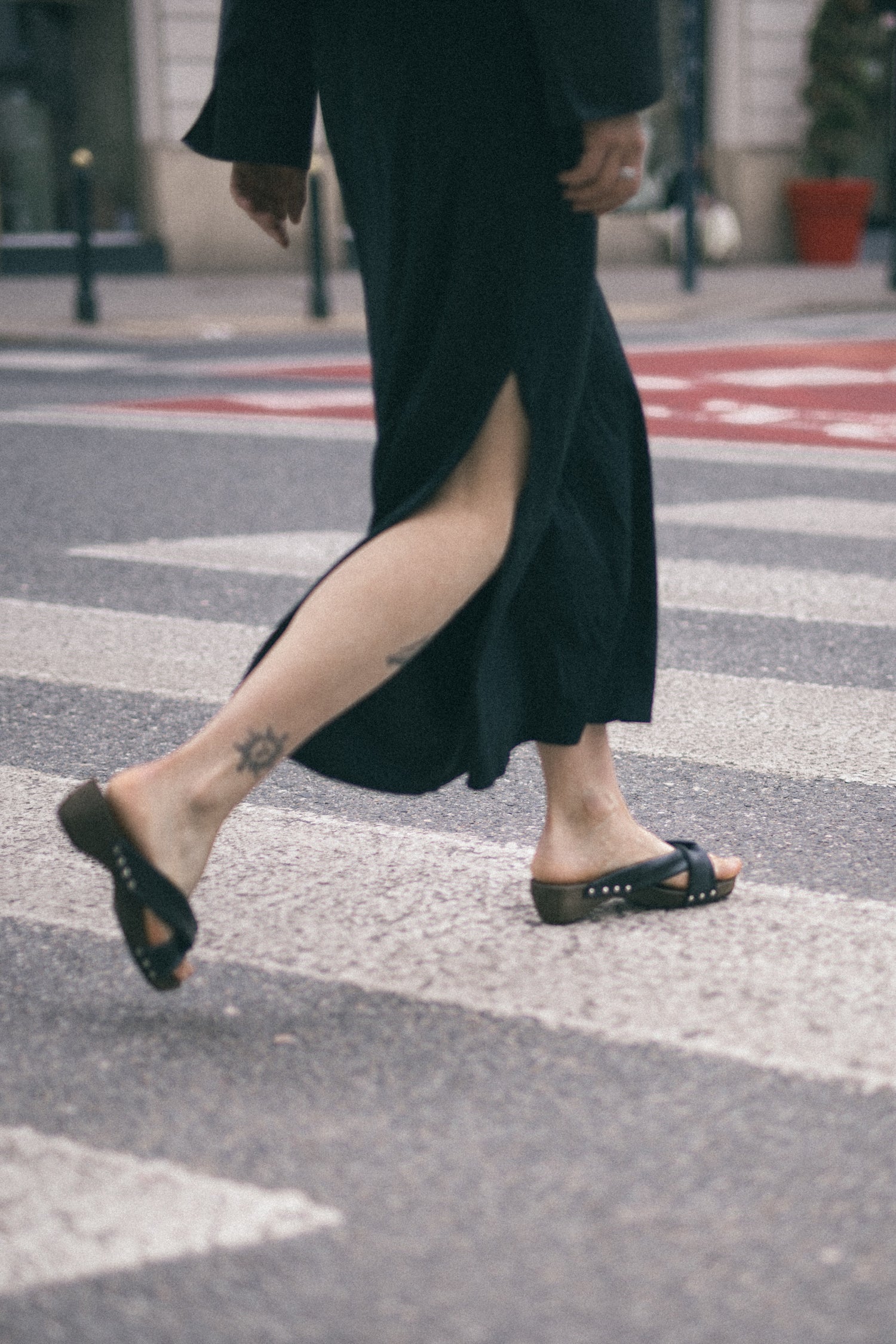 „Take me to Tokyo!” vegan grape leather wodden clogs