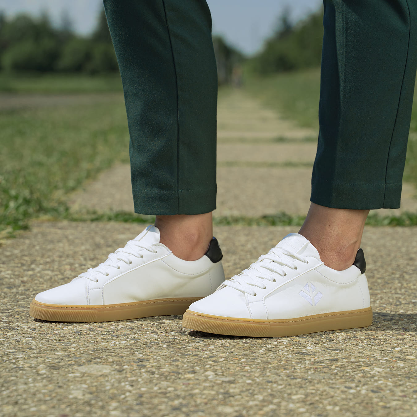 Sneakers blanc et noir semelle miel, vegan et recyclées COG