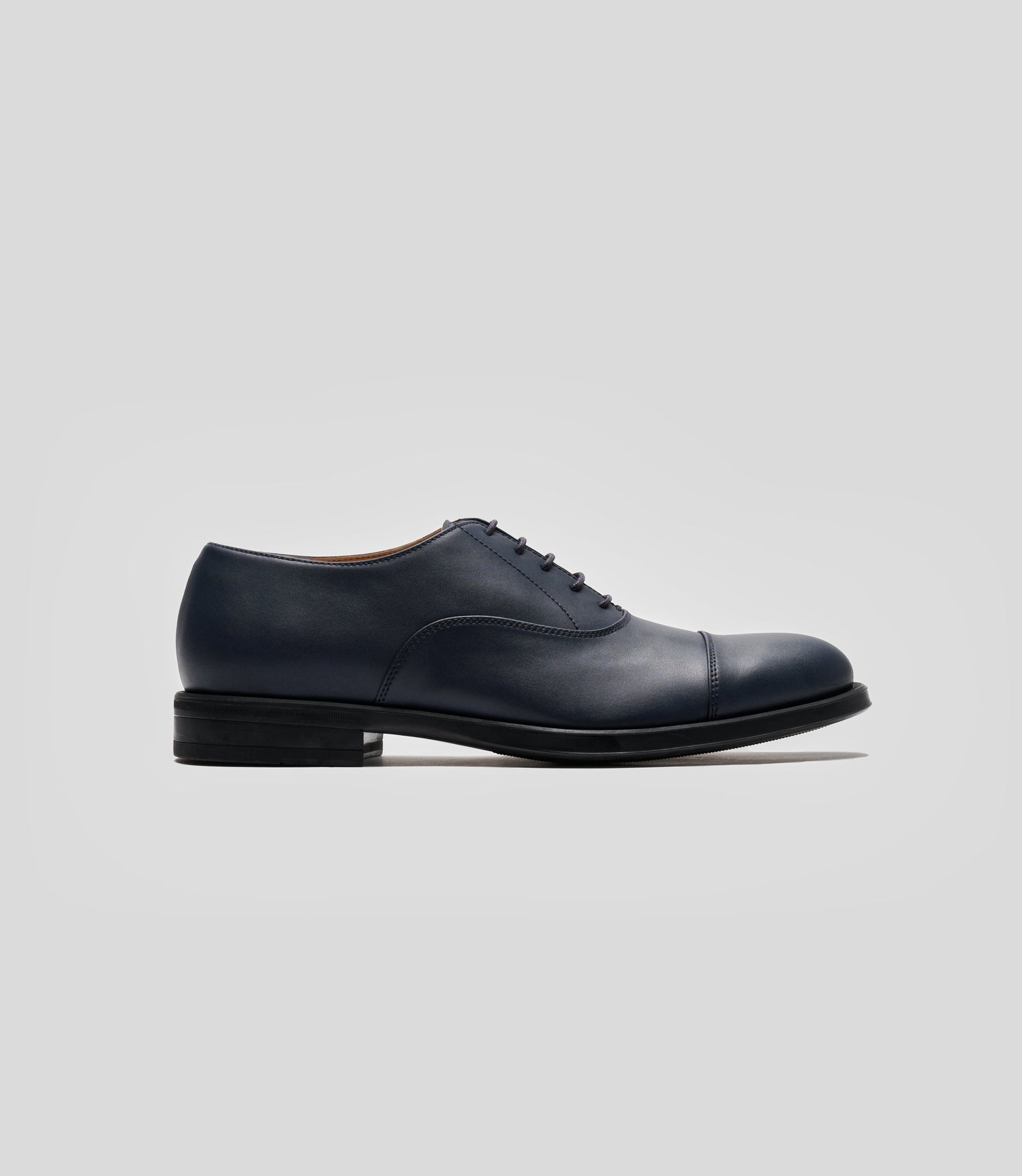 Vegan Oxford - Man, elegant formal shoes with a smooth upper and rounded toe design.