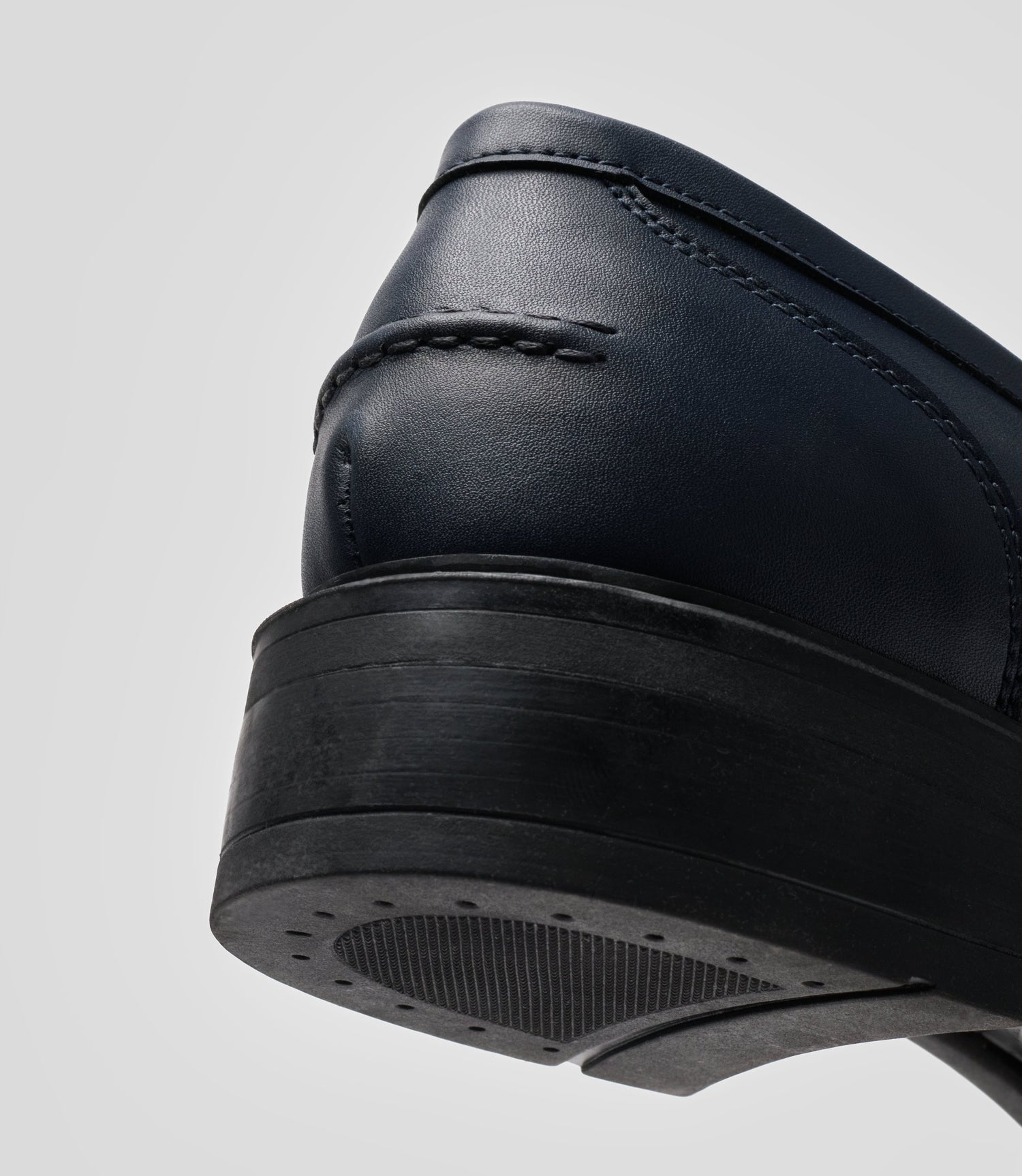 Navy blue vegan loafer for women by Solari Milano, heel detail