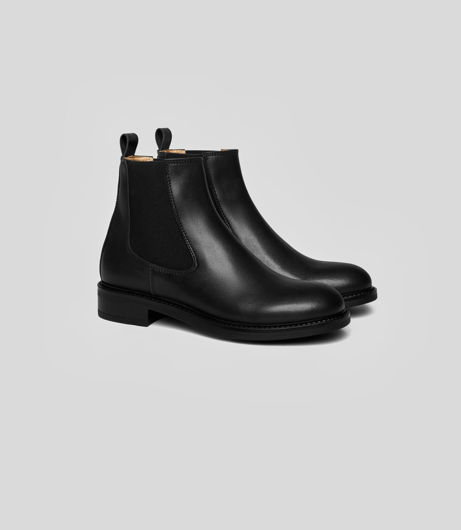 Vegan Chelsea boots - Woman in black leather, featuring handstitched details and a sleek design.