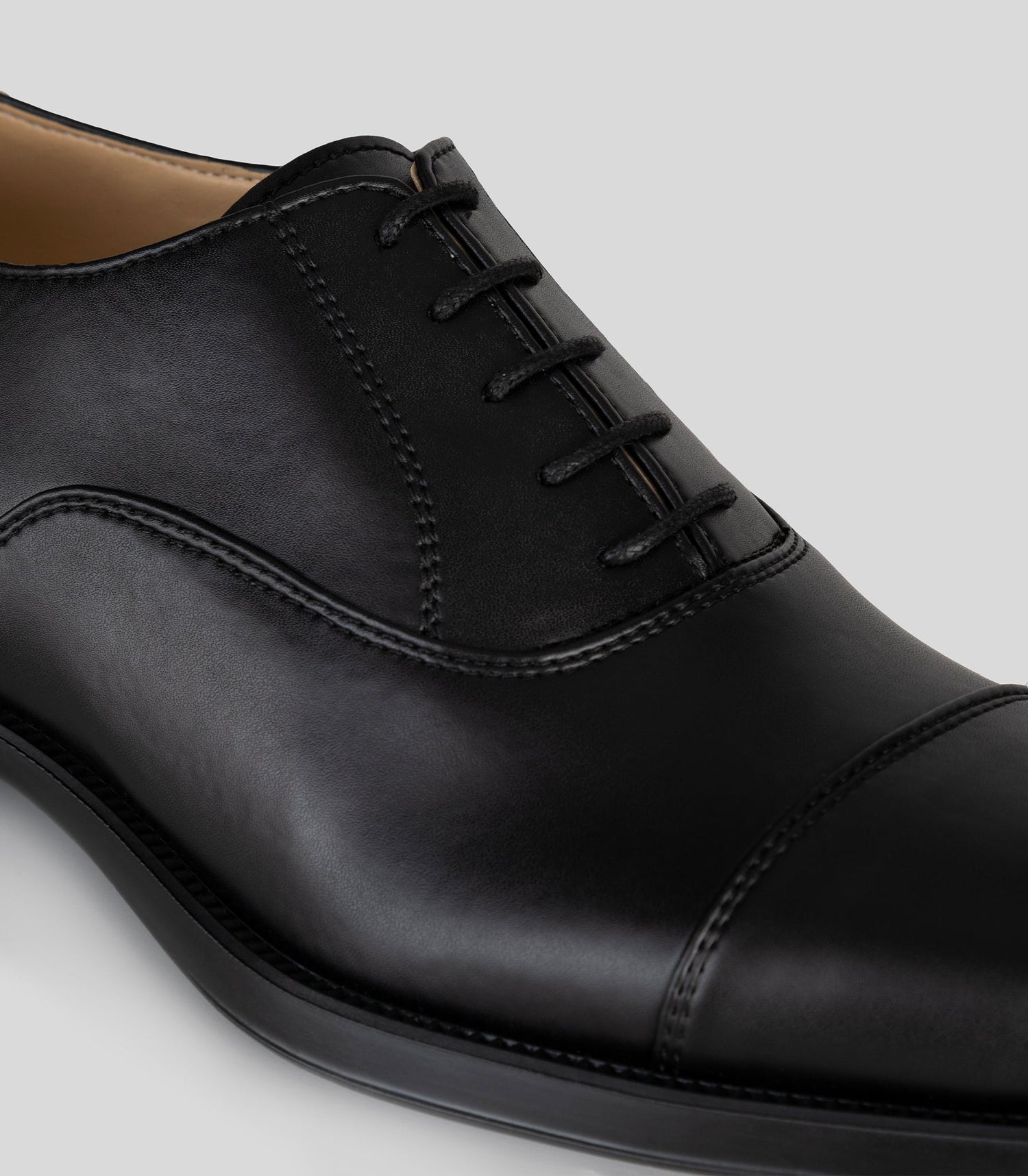 Vegan Oxford - Man with a smooth upper, rounded toe, and front laces, showcasing elegance and style.