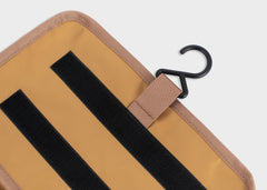8000Kicks Toilet Bag V2 aus wetterfestem Hanf – Detailaufnahme von Reißverschluss und Griff