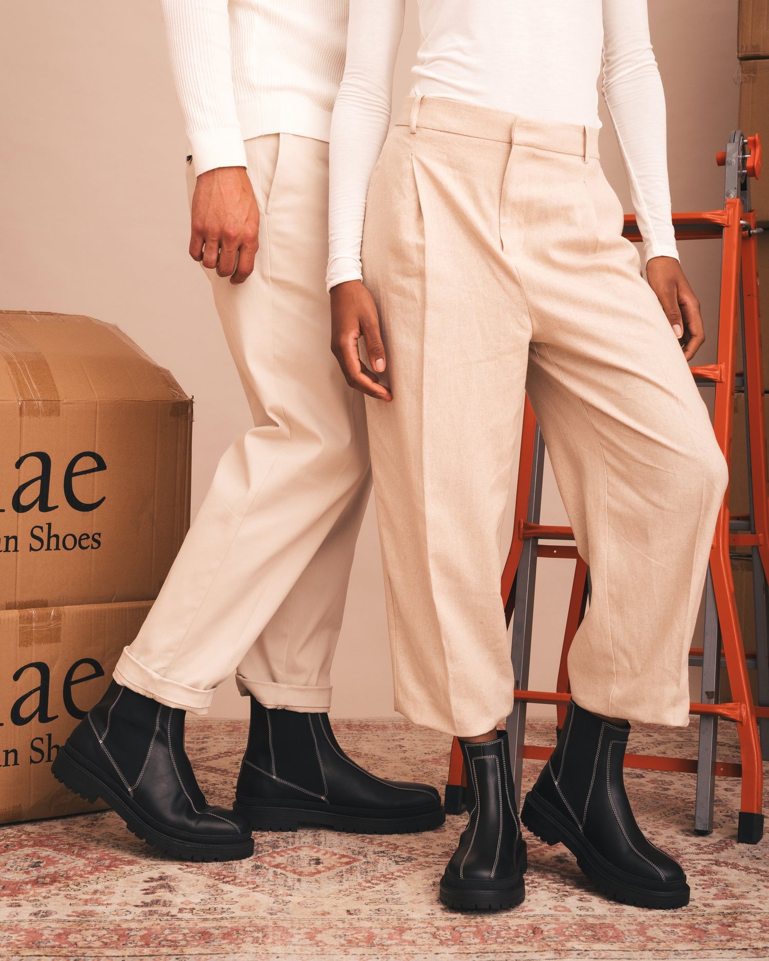 ABRIL - Schwarze Vegane Unisex Chelsea Boots mit markanter Sohle