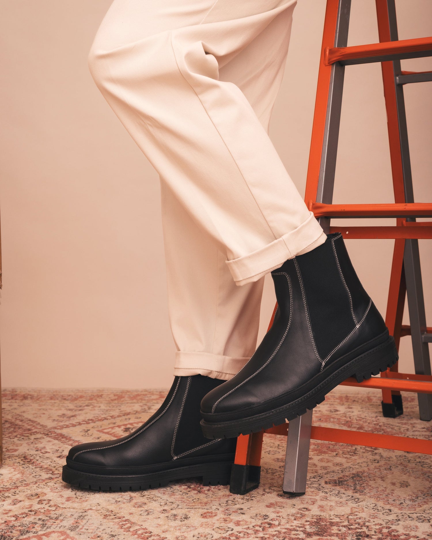 ABRIL - Schwarze Vegane Unisex Chelsea Boots mit markanter Sohle