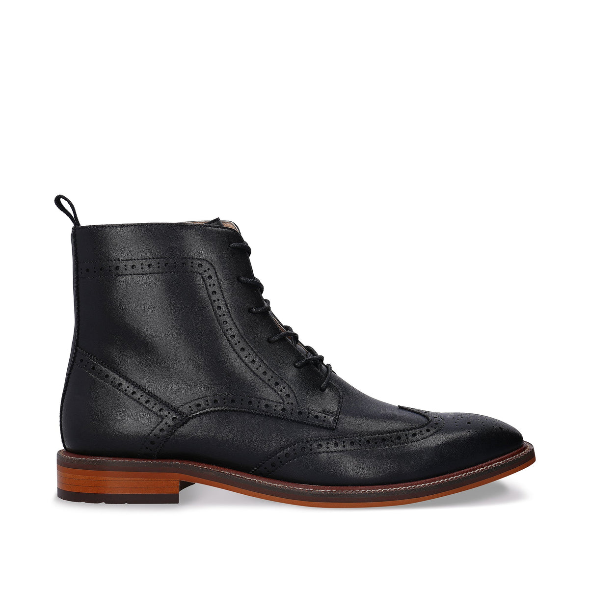 Brogue-Stiefel aus schwarzem Leder mit brauner Sohle auf weißem Hintergrund