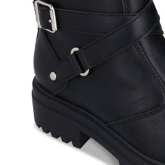 CODY Schwarzer veganer Stiefeletten-Detail – umlaufender Schnallenriemen mit silbernen Beschlägen