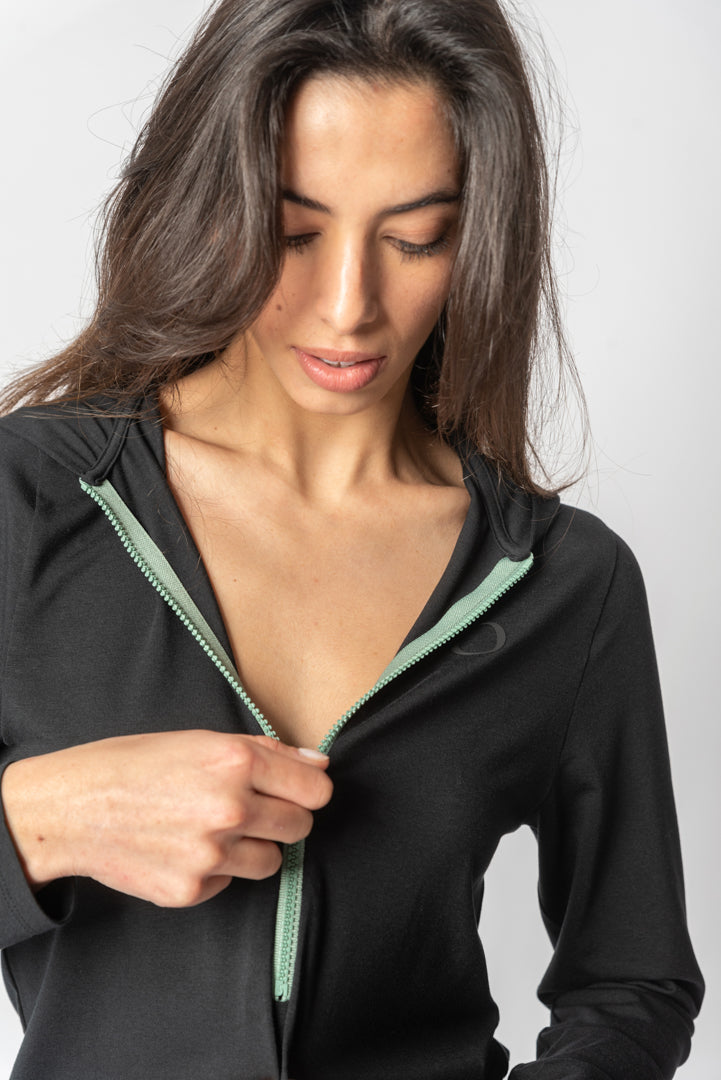 Schwarzer Jumpsuit mit Kapuze und Frontreißverschluss – Bernardette