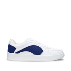 DOKA Blue veganer Sneaker, Seitenansicht – veganer Unisex-Court-Sneaker in Weiß mit kräftigem, blauem, geschwungenem Einsatz