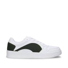 DOKA Green veganer Sneaker, Seitenansicht – veganer Unisex-Court-Sneaker in Weiß mit tiefgrünem, geschwungenem Einsatz