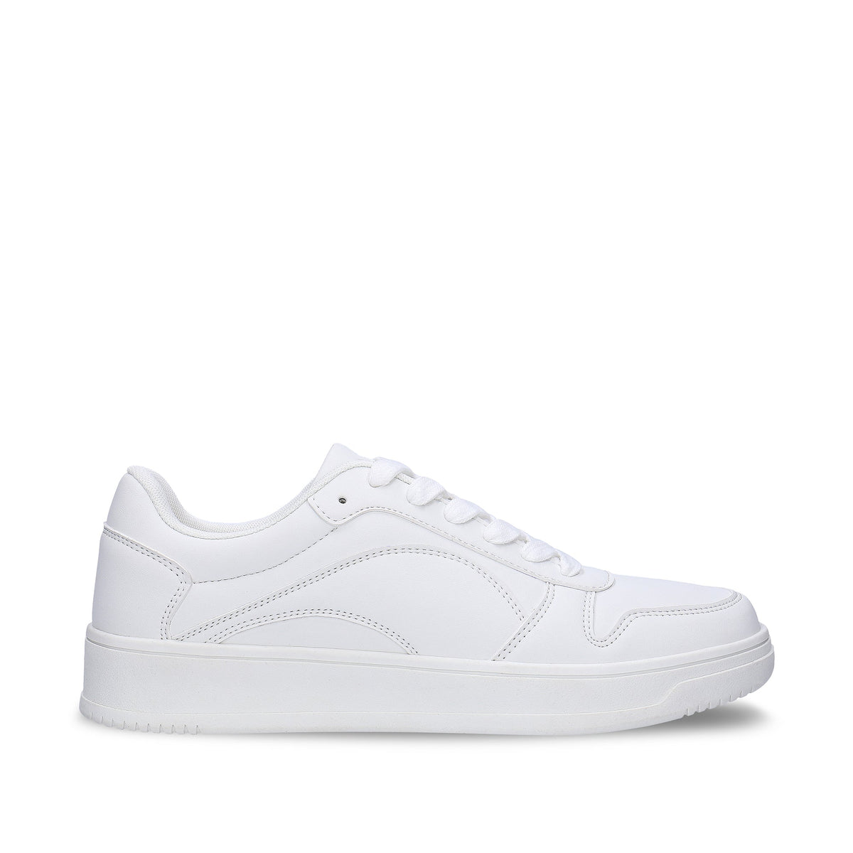DOKA Weiße vegane Sneaker-Seitenansicht – reinweißer veganer Unisex-Court-Sneaker mit farblich abgestimmten Panel-Details
