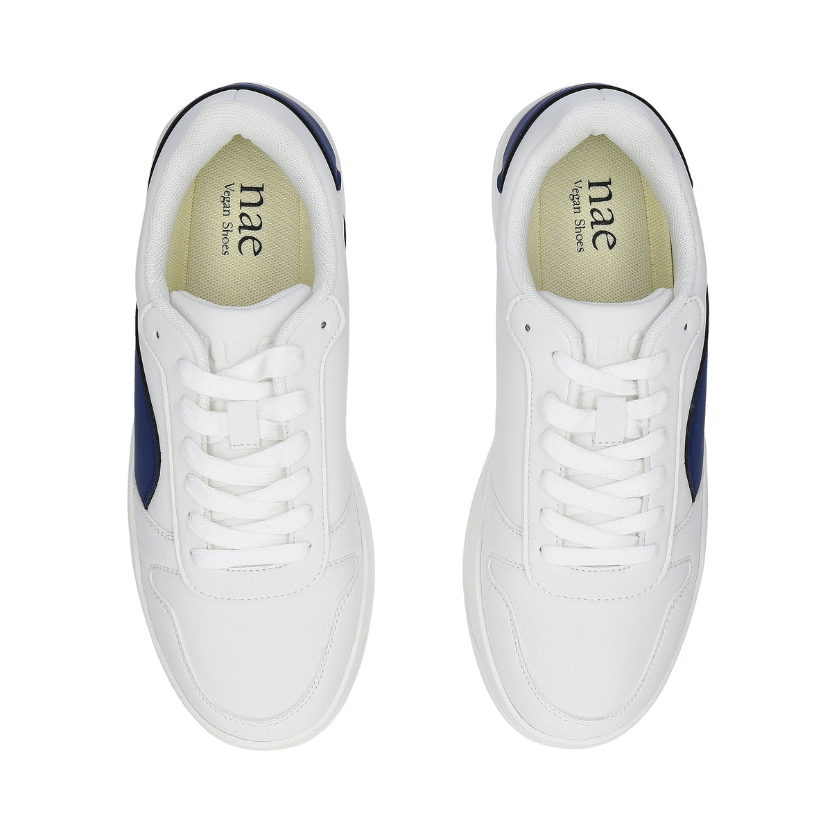 DOKA Blauer veganer Sneaker von oben – weißes veganes Mikrofaser-Obermaterial mit blauem Panel-Detail, NAE Vegan Shoes