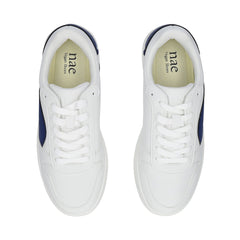 DOKA Blauer veganer Sneaker von oben – weißes veganes Mikrofaser-Obermaterial mit blauem Panel-Detail, NAE Vegan Shoes