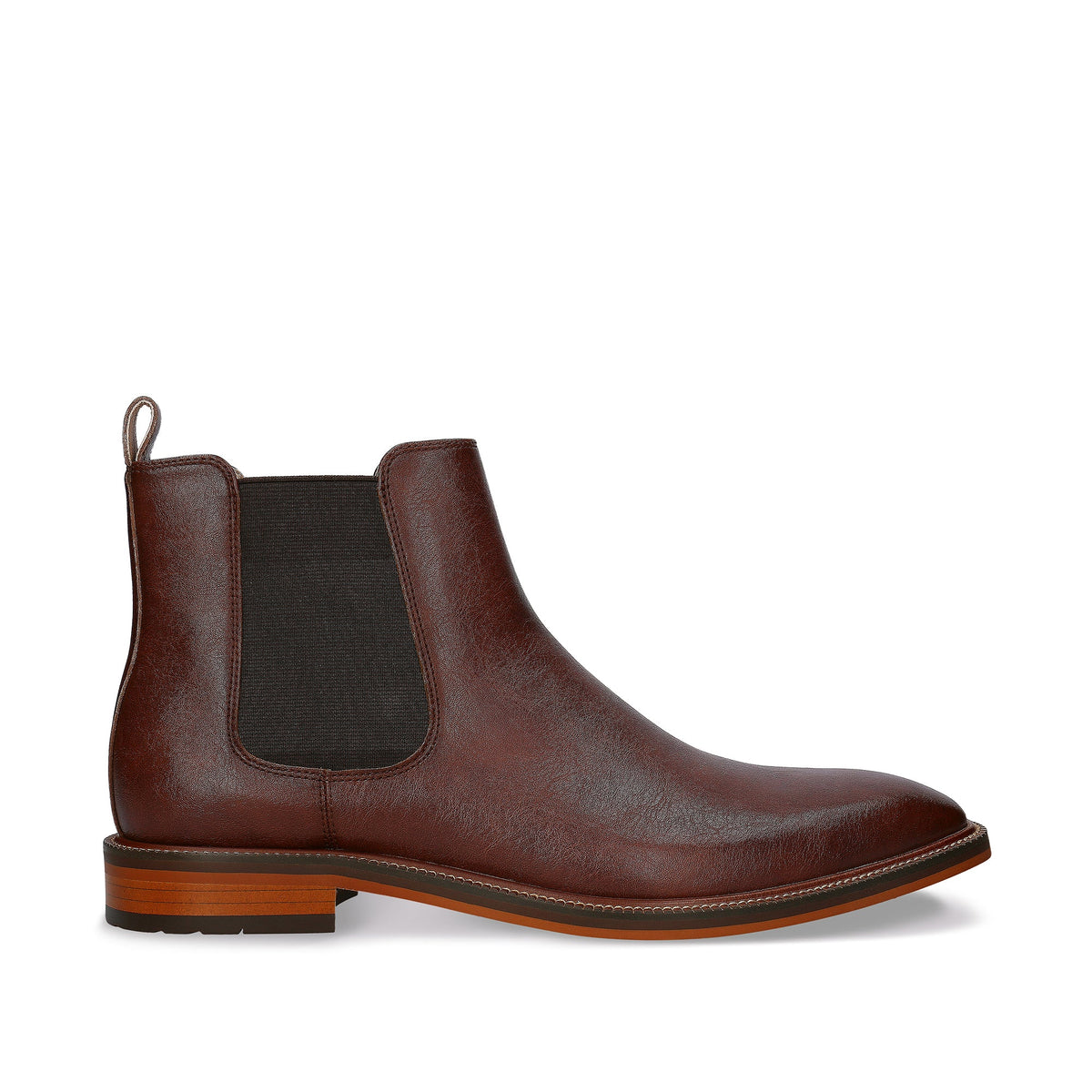 Brauner Chelsea-Lederstiefel auf weißem Hintergrund