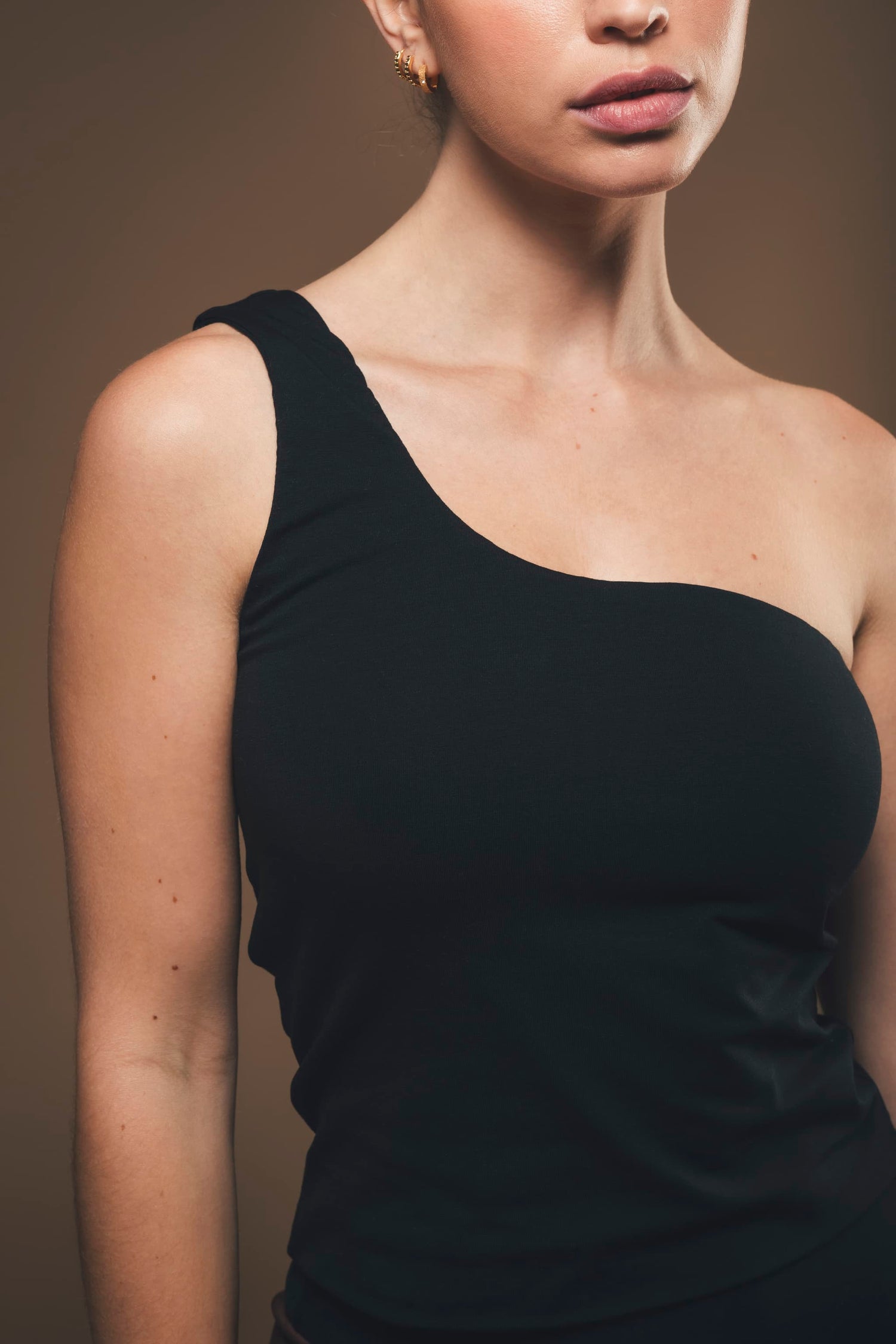 Schwarzes One Shoulder Top aus Bio-Baumwolle – Elodie
