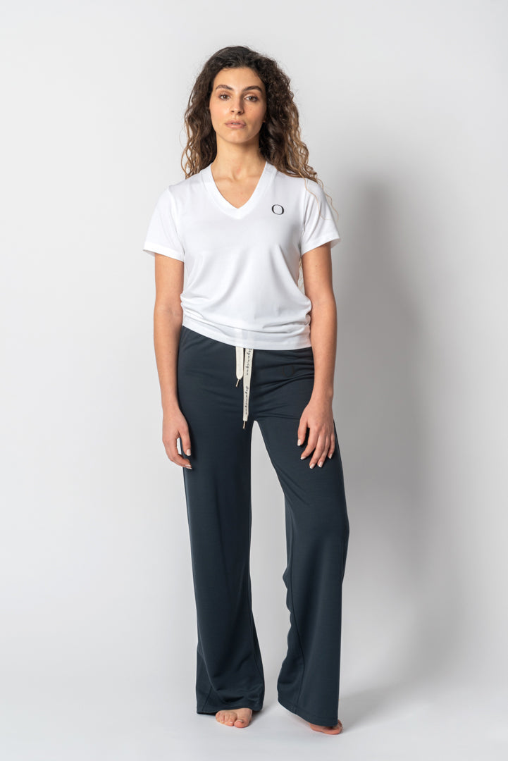 Weißes T-Shirt mit V-Ausschnitt aus TENCEL™ Lyocell & Bio-Baumwolle – Emelline