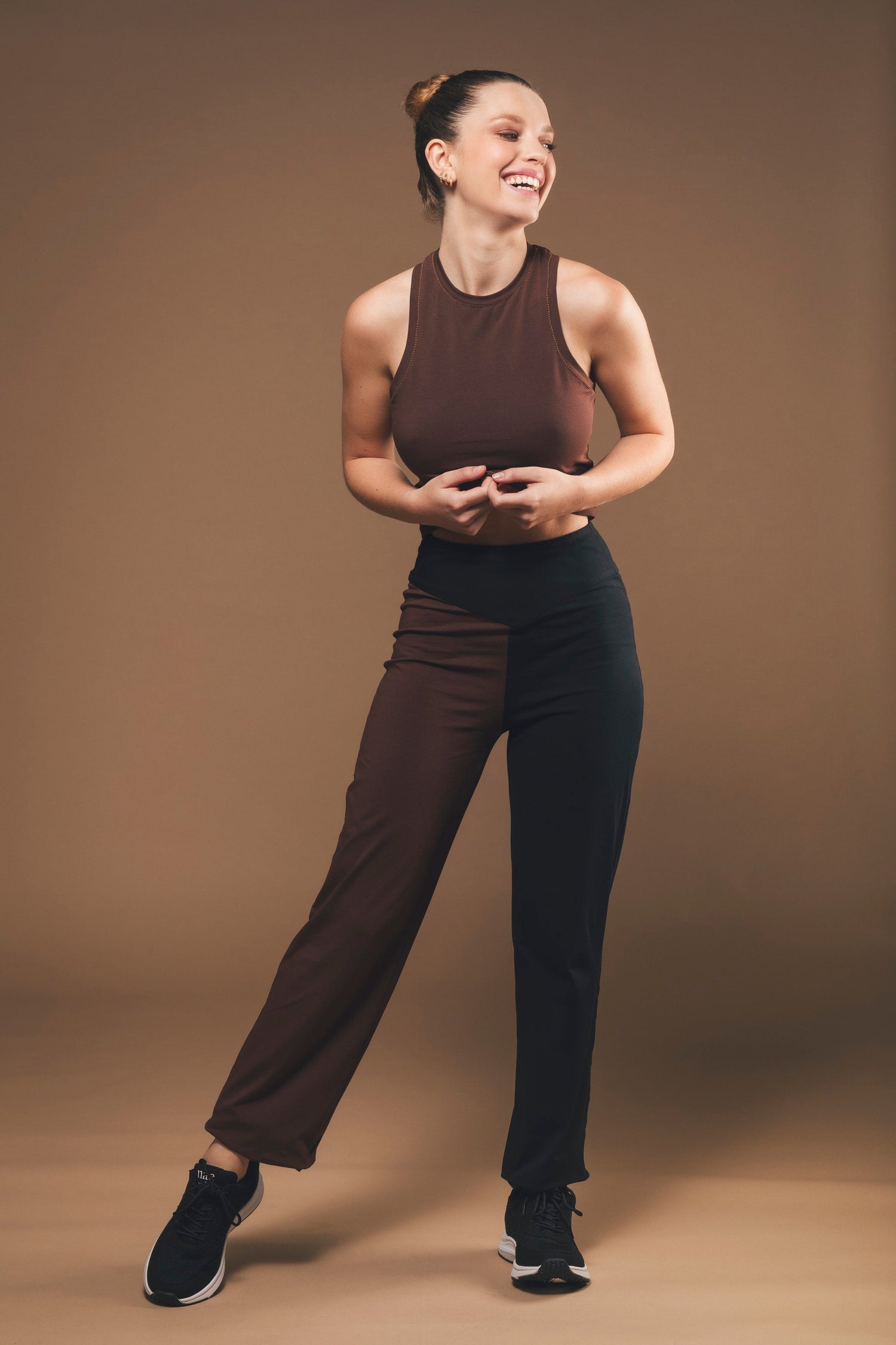 Braunes Racerback Tanktop aus Bio-Baumwolle – Evelina