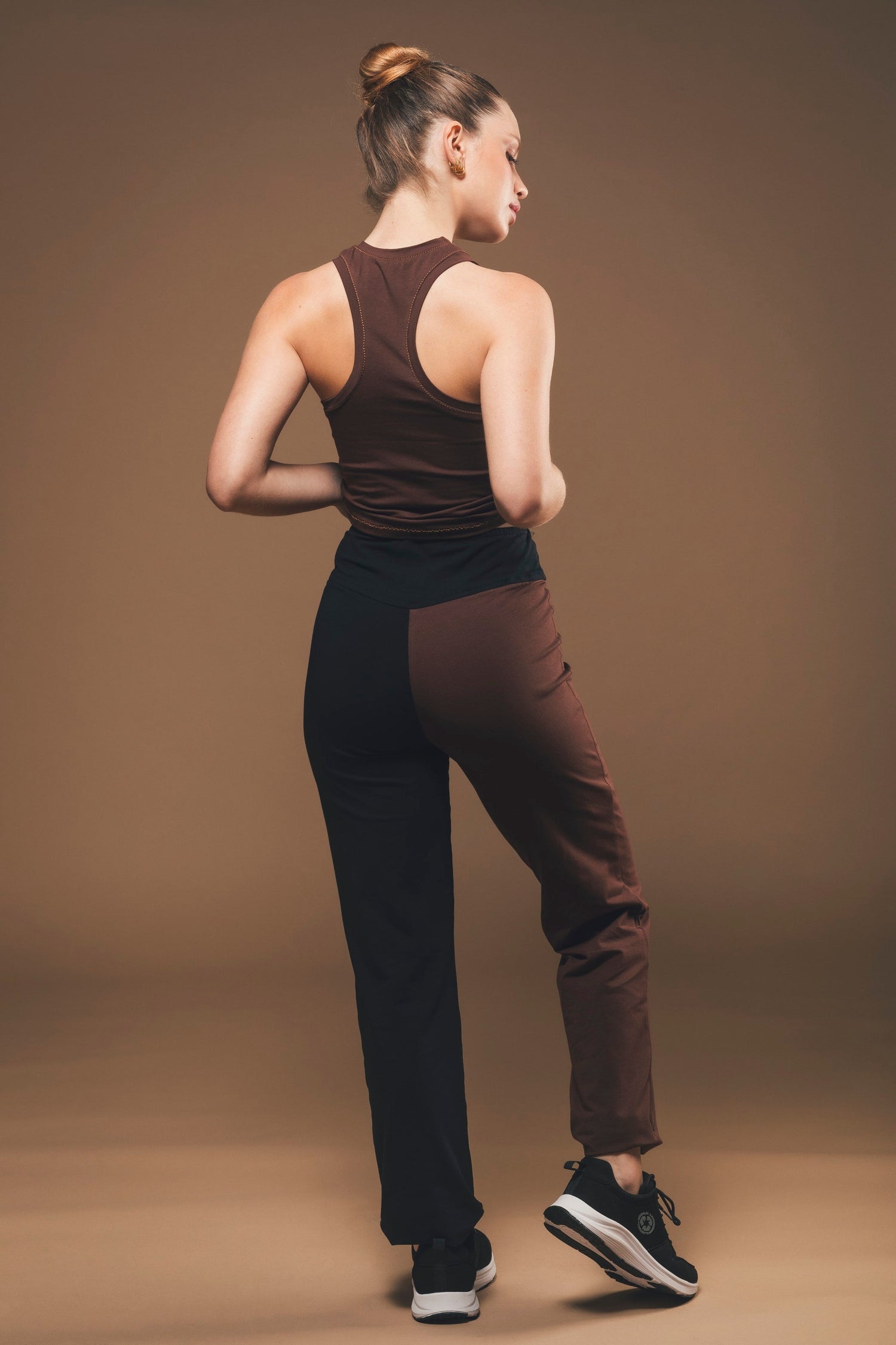 Braunes Racerback Tanktop aus Bio-Baumwolle – Evelina