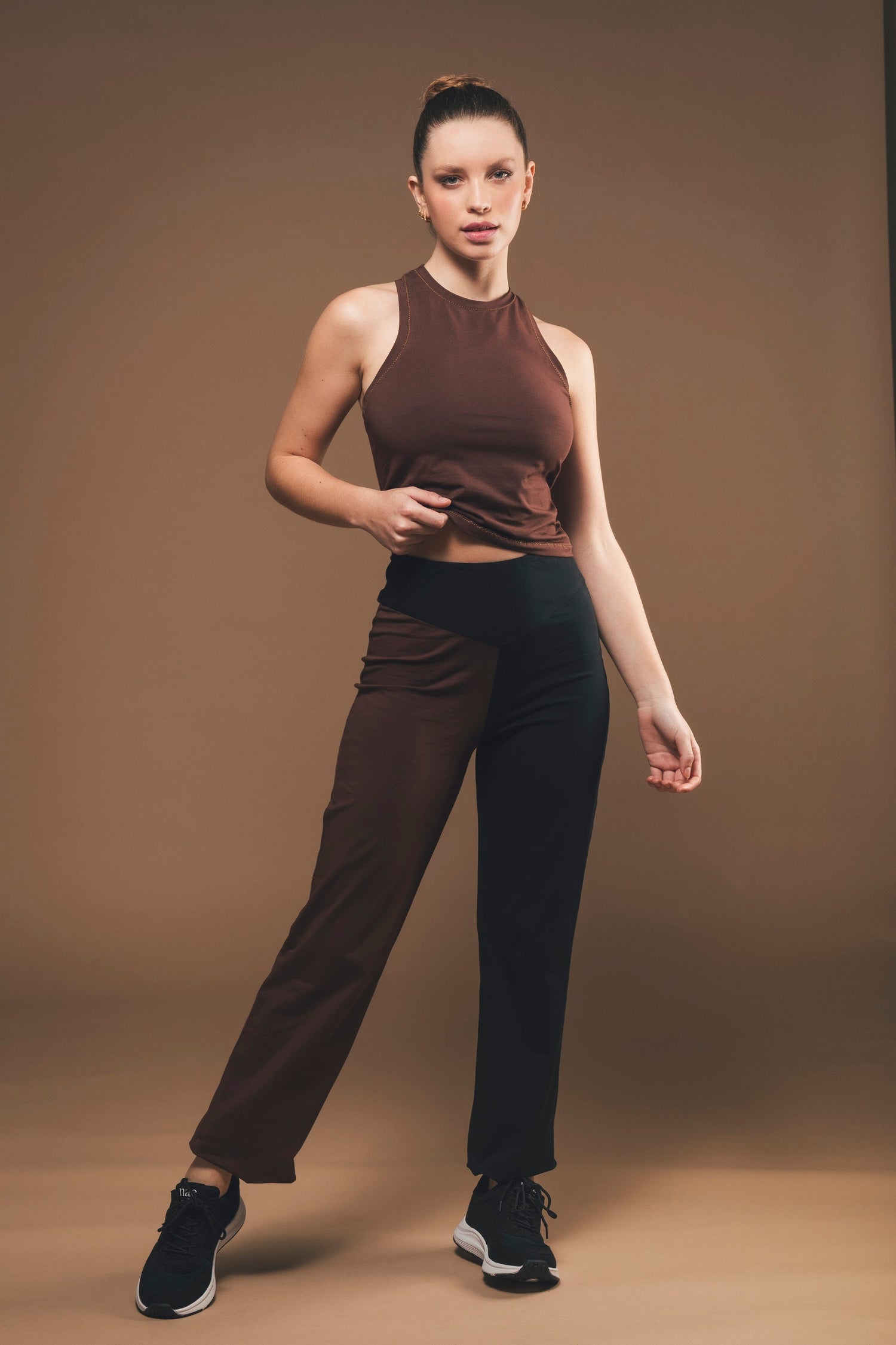 Braunes Racerback Tanktop aus Bio-Baumwolle – Evelina