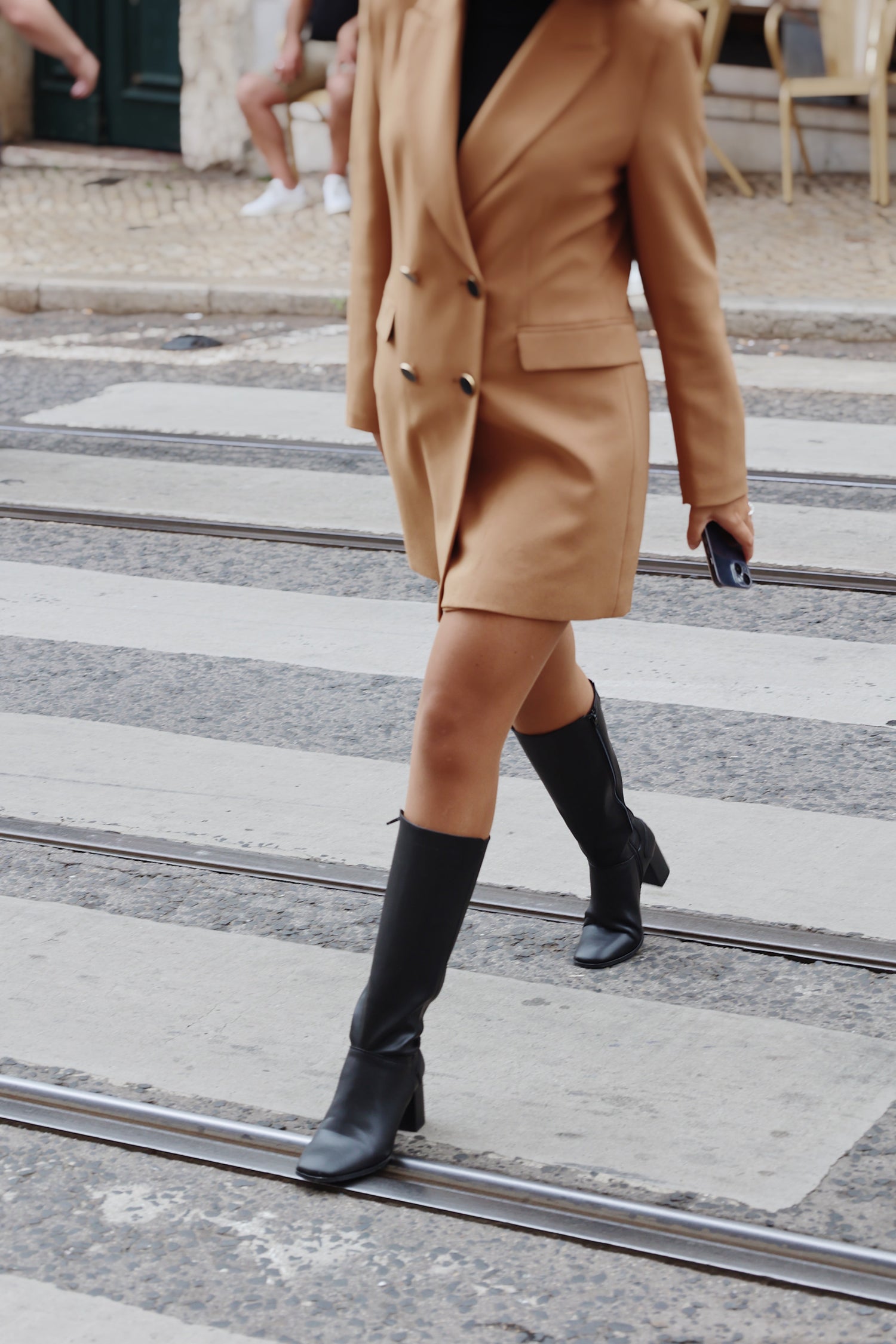 Botas veganas de mujer altas a rodilla en apple skin negro con cremallera tacón