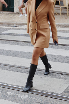 Botas veganas de mujer altas a rodilla en apple skin negro con cremallera tacón