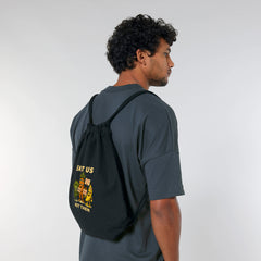 Man trägt Vegan Rebel Gym Bag – Nachhaltiger Sportbeutel aus recycelter Baumwolle von NEW WORLD GUARDIANS