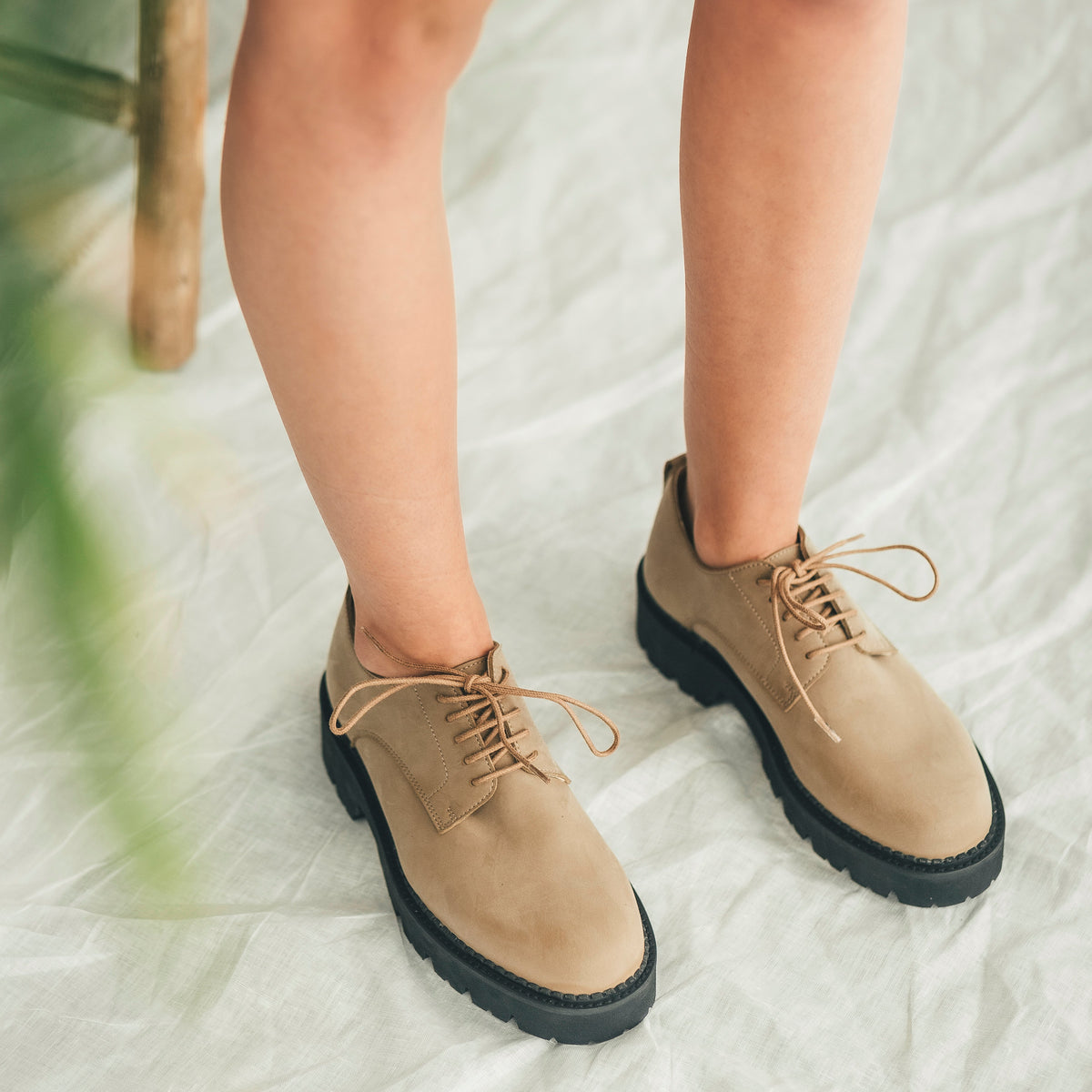 Tragen Sie Damen-Derby-Flats aus beiger Mikrofaser von NAE Vegan Shoes