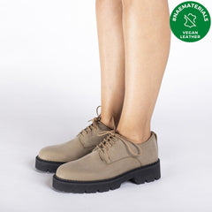 Veganes Leder aus nachhaltigen Mikrofasern. Derby-Flats des Labels NAE's Materials