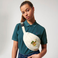 Frau trägt beige Plant Hero Gürteltasche – Nachhaltige vegane Bauchtasche von NEW WORLD GUARDIANS