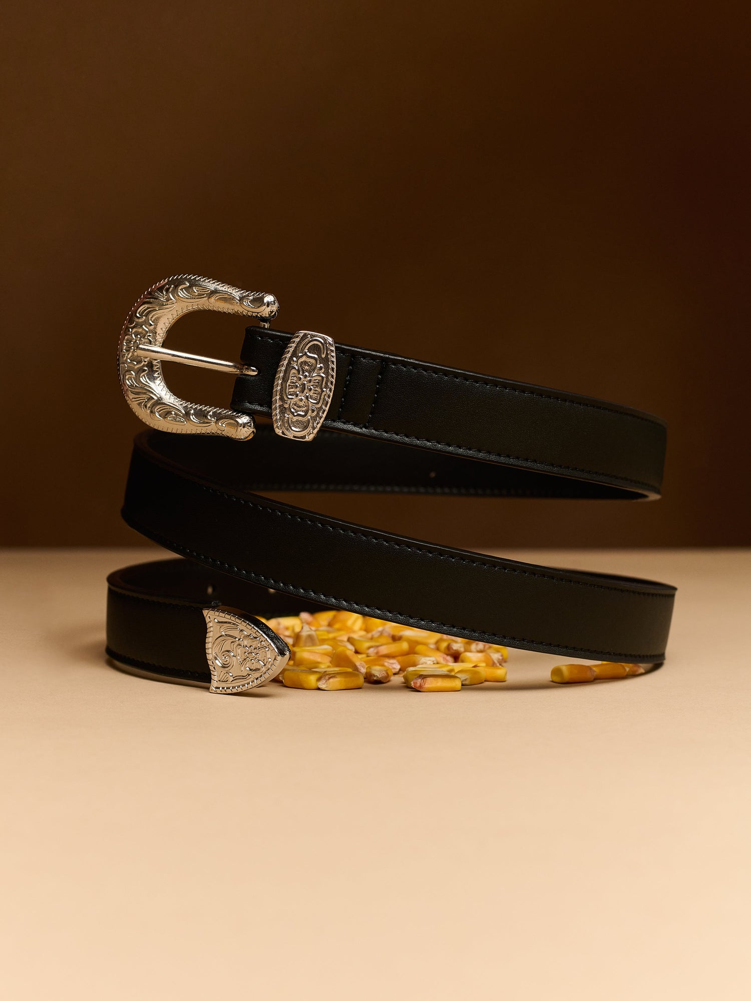 Cintura Vegana Donna con Fibbia Rock - Nera, accessorio elegante con fibbia argentata su sfondo neutro.