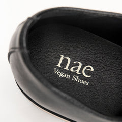 Vista superior de zapatos veganos planos con logo en la plantilla | NAE Vegan Shoes