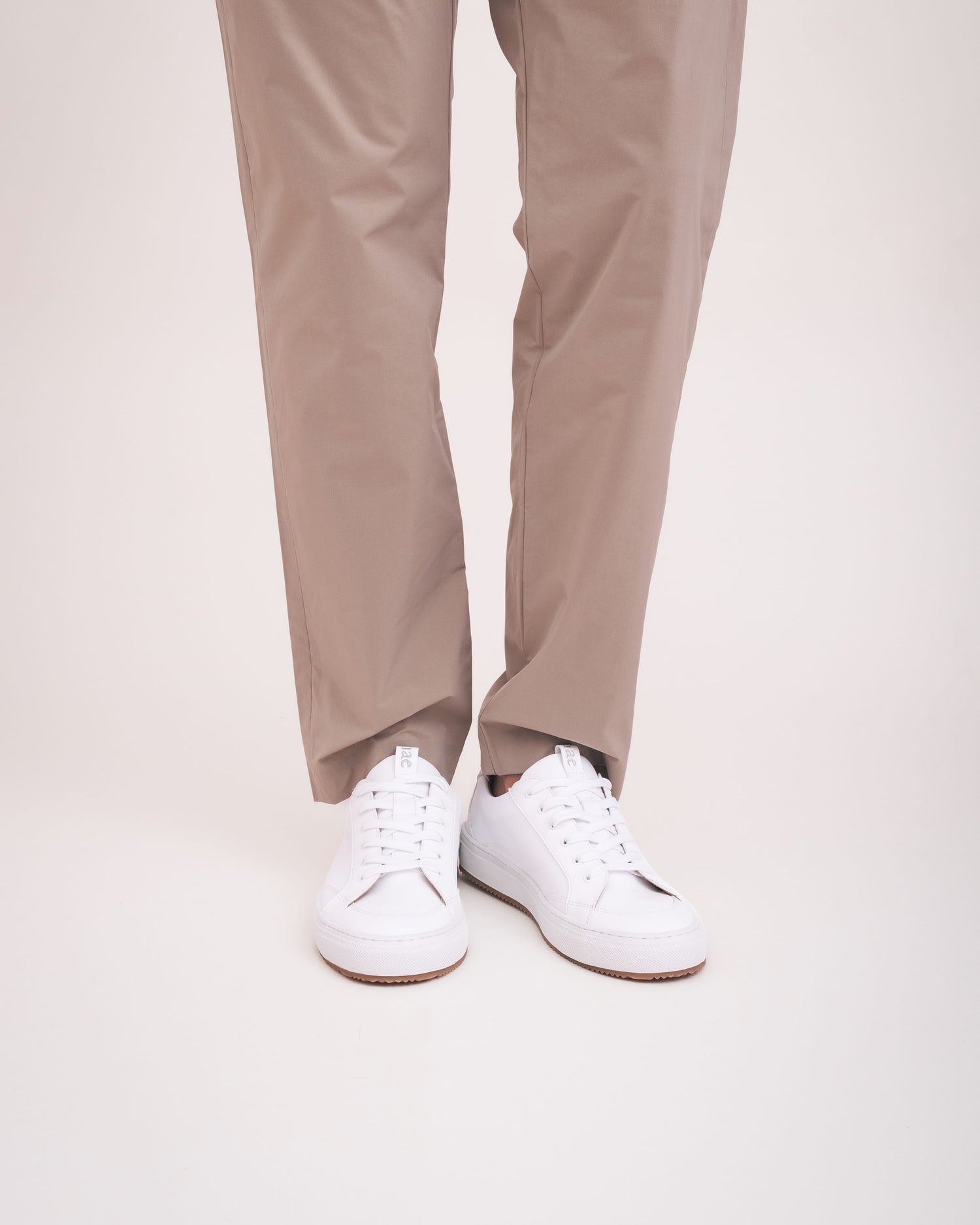 Vegane weiße Unisex-Sneaker zum Tennisspielen, die man gut zu Hosen tragen kann