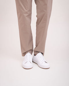 Vegane weiße Unisex-Sneaker zum Tennisspielen, die man gut zu Hosen tragen kann