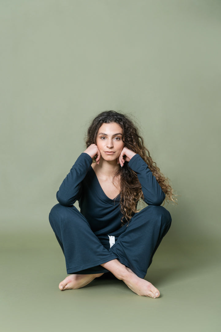 Blue V-Neck Sweatshirt in TENCEL™ Lyocell – Lenora – three-quarter view