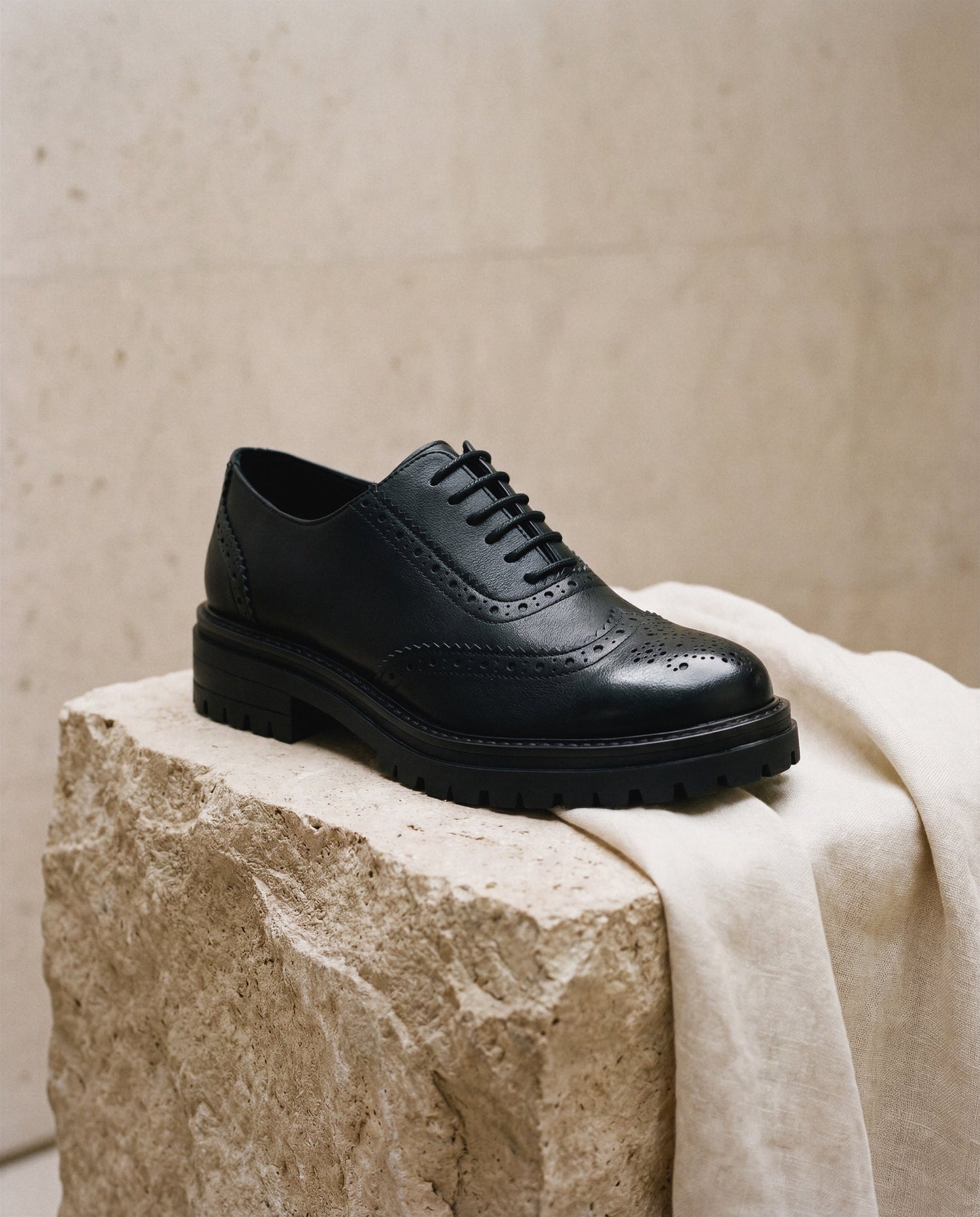 Schwarze Brogue-Schuhe mit Flügelspitze für Damen, Hochzeit, elegant
