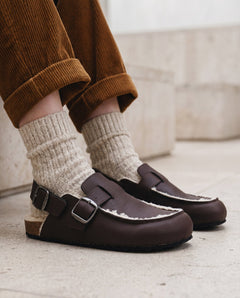 MEDAN Brown vegan clog pair — unisex vegan clog in dark brown with double buckle strap and cream plush lining, made in Spain