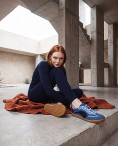 AYA blaue vegane Barfuß-Sneaker mit breiter Zehenbox – von einer Frau getragen
