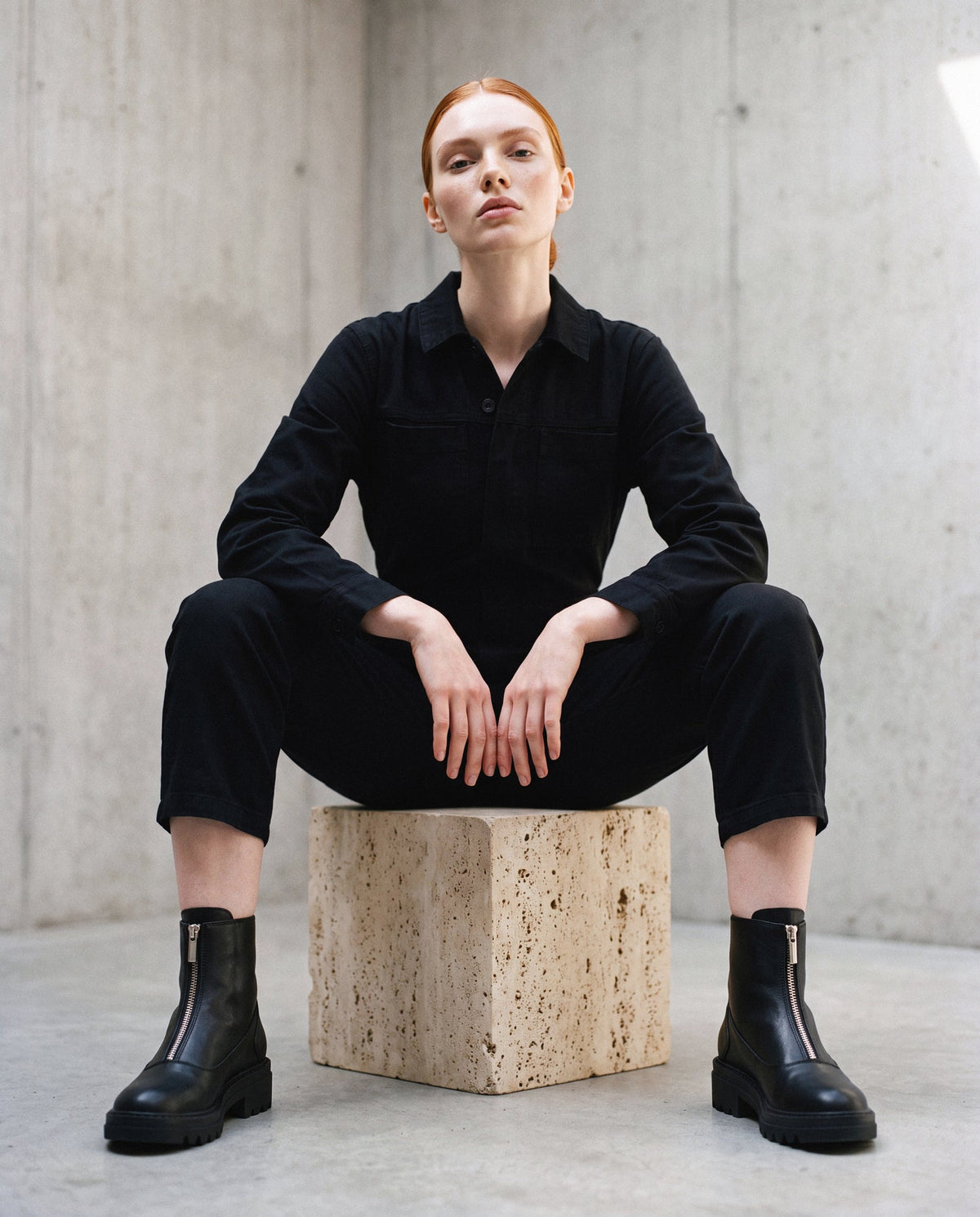 BECCA schwarze vegane Damen-Stiefeletten – von einem Model getragen