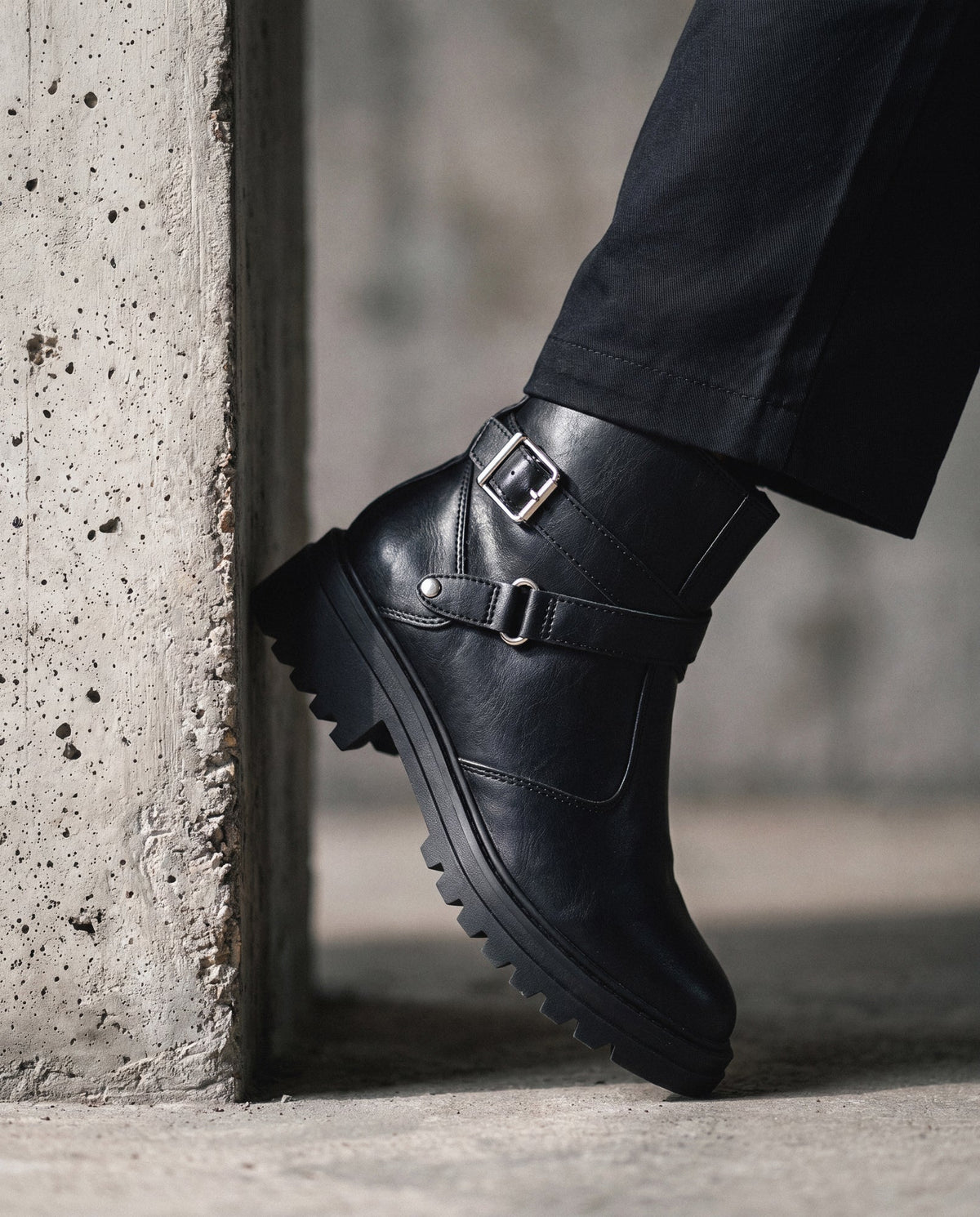 CODY schwarze vegane Biker-Stiefeletten für Damen – Detailaufnahme von Schnallenriemen und Profilsohle