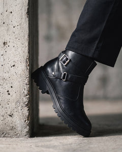 CODY schwarze vegane Biker-Stiefeletten für Damen – Detailaufnahme von Schnallenriemen und Profilsohle