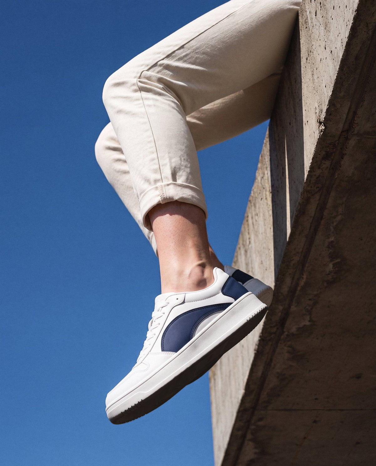 DOKA blaue vegane Court-Sneaker – Detailaufnahme in Weiß und Blau