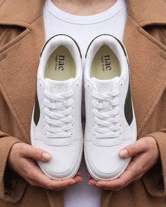 DOKA grüne vegane Court-Sneaker – Trageaufnahme mit grünem Seiteneinsatz