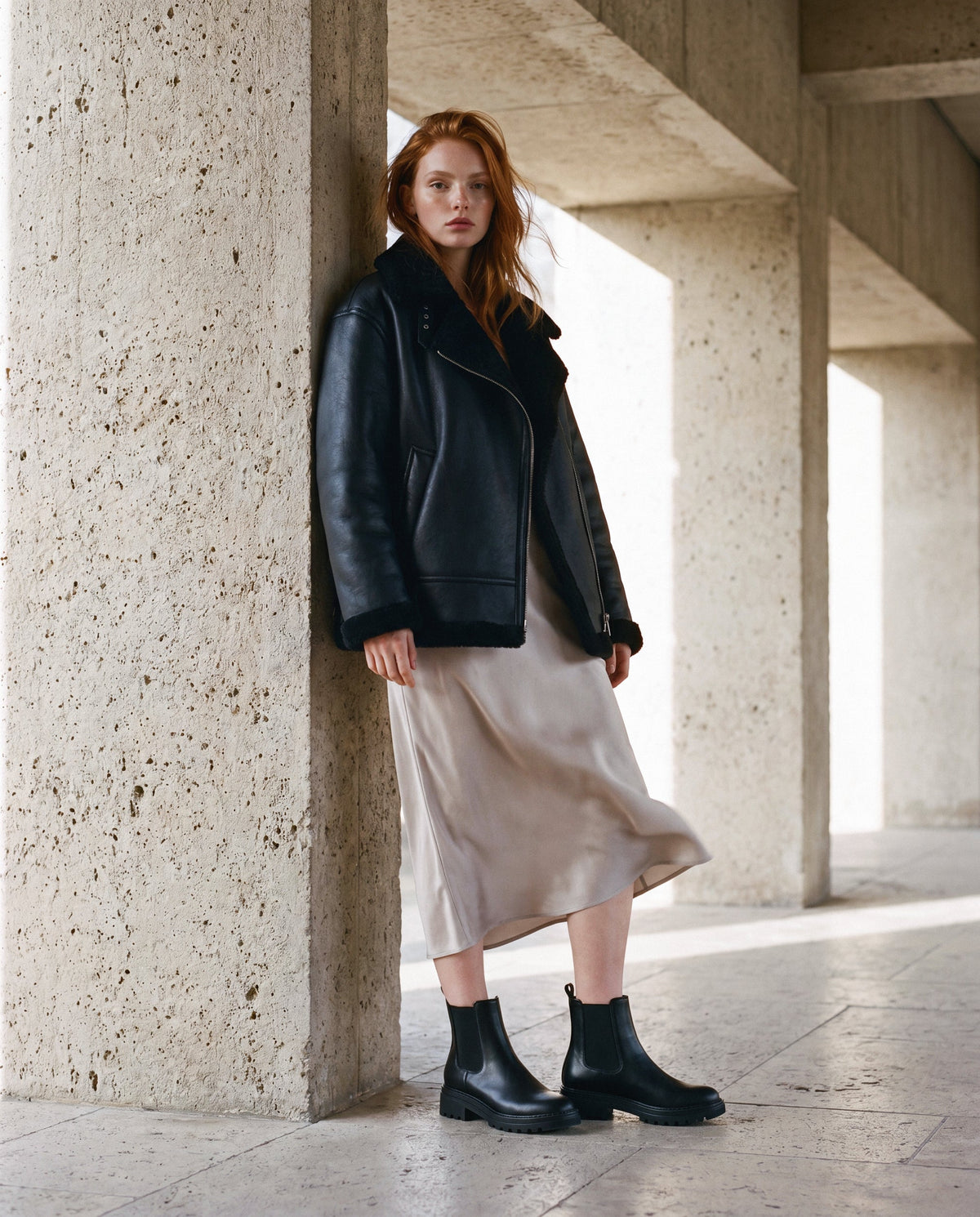EVIE Black veganes Chelsea-Stiefelpaar – vegane Damenstiefelette ganz in Schwarz mit Profilsohle und elastischen