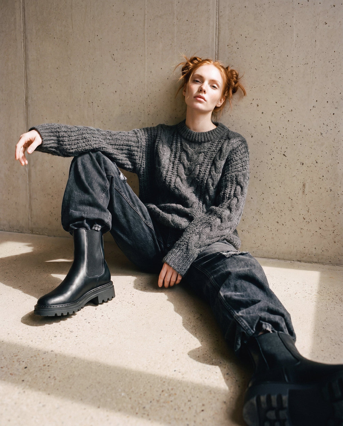 KIMBER Schwarzes Paar veganer Chelsea-Stiefel mit mittlerer Wade – veganer Damenstiefel ganz in Schwarz mit verlängertem